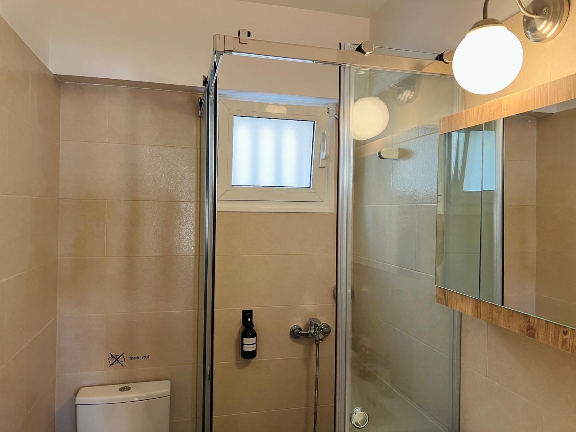 קורופיון Vasilias Home Near Ath Airport מראה חיצוני תמונה