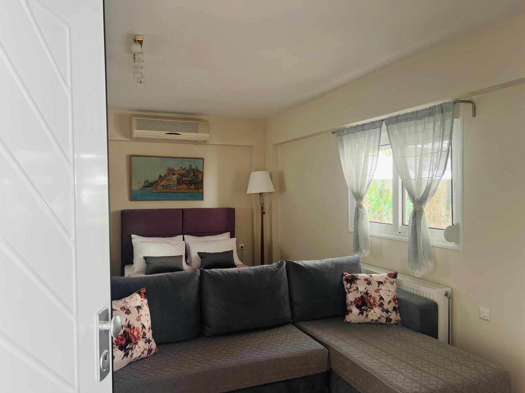 קורופיון Vasilias Home Near Ath Airport מראה חיצוני תמונה